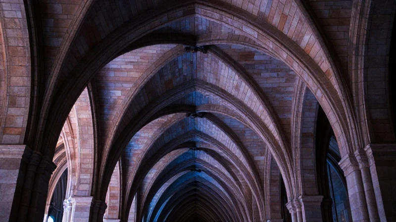 Was ist ein Gewölbe Entdeckung der faszinierenden Baukunst 6 Impresionante arquitectura con luz dramática y sombras