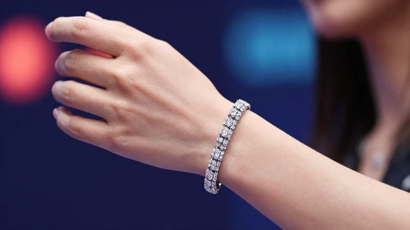 Pulsera brillante en mano femenina elegante