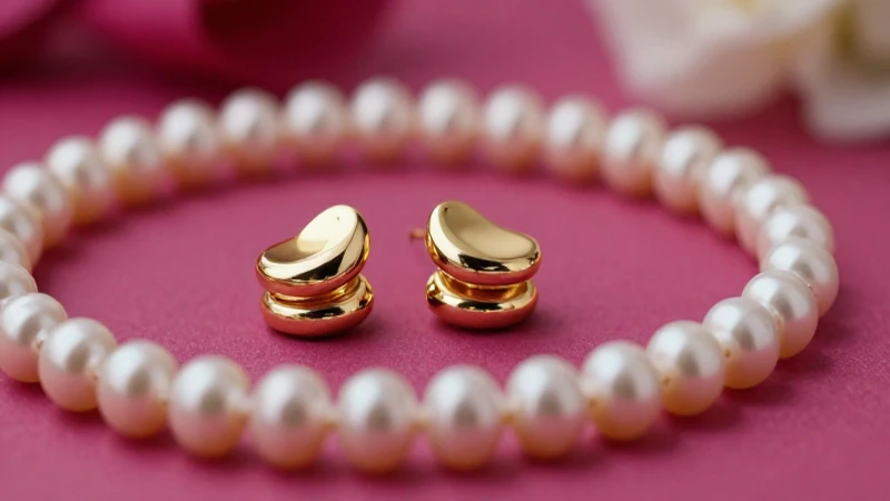 Joyas doradas y perlas sobre fondo suave