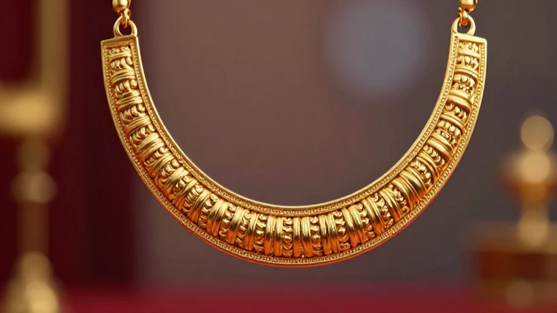 Collar dorado detallado e impactante