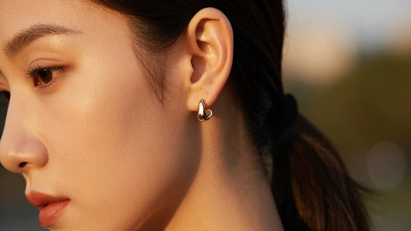 Aretes llamativos resaltan su elegante oído